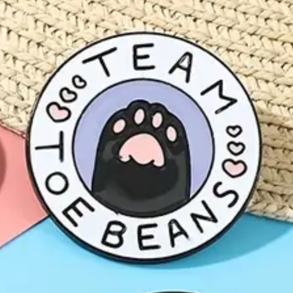 Adorable “Toe Beans” cat pin